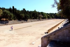 Частичка истории,  доступная любому туристу вживую.
Родосский олимпийский стадион - единственный в мире полностью сохранившийся олимпийский стадион   аналог стадиона в Олимпии с центральным полем для бега на два стадия (дромос долихос   примерно 380 метров) и закругленным одним концом для единоборств, окруженным подлинными сиденьями и трибунами. Построен в 3 веке до нашей эры.