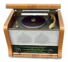 Эх... Гончарного круга у меня тоже нет. 
Хотя, повозки есть.  

В детстве, была у нас, такого плана "радиола", без внутрянки, конечно. 
Только корпус и диск для пластинок. 
Вот мы его, играя, как гончарный круг использовали. 
Было неудобно, конечно, его крутить и лепить, но немного получалось.