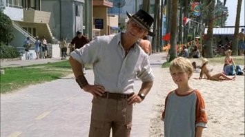 - Ваш сын сказал, что вы убиваете крокодилов! Скажите ему, что врать плохо!
- Врать очень плохо, я ему скажу. А убивать крокодилов незаконно - я их ловлю руками.