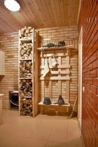 Как у владельца дачи на даче, то есть бани в доме, у меня единственный вопрос к самому себе - какого чёрта я не сделал заброс дров в топку снаружи? Зачем грязные дрова тянуть в баню? Да ещё через комнату отдыха? Всё приходит с опытом...