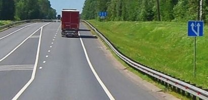 Нельзя рассчитывать на чутьё в таком массовом сегменте, как автотранспорт. Нужно ставить "защиту от дурака".

Зачем же полосу добавили справа? Ведь можно же сделать (так и хочется написать: "как надо") вот так.
И не нужно вешать перечёркнутый знак "обгон запрещён" как на видео.