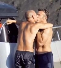 Попался петушок!!! Они его по кругу пускают там походу...