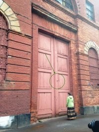 Вот обычный дом людей ростом от 3м.  Говорят что буквально 300 лет тому назад 3м. рост это норма были и выше =  много следов и фактов осталось их нормальной жизни = их дома до сих пор жилые и в них живут современные люди до 2м. роста.  Почу про это историки не говорят и врут?