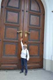 так Альтернативщики - которые разбивают враньё официальных историков.  Они уже доказали всеми способами и фактами что буквально 250-300 лет назад 2-3 метра рост это норма! Таких людей называли АСЫ их было очень много в Русской Империи,  даже в вашем старом городе есть много следов их нормальной жизни 300лет тому назад.