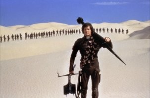 Я прошел игру на клавиатуре! У меня не было мышки в те времена.
Мы все удивились - это уже вторая часть, а мы ни слухом, ни духом? И вот дружбан притаранил часть 1. Мы смотрим, красиво, но это квест! Никаким боком к нашей Дюне не присобачить. Разные игры.
Нам было лет по 14-16 и мы бегом на книжные развалы искать документацию. Фолиант Фрэнка Херберта Дюна это почти как Химия Глинки - огромный, тяжеленный, и по весу и по прочтению. Мы осилили обе книги - и Херберта и Глинку. Закончили университеты. разлетелись по миру, никто не остался жить в той дыре где мы родились, так мы хотели всё увидеть, почувствовать.
А теперь забавный факт - Дюна собрала в России рекордную кассу. По соотношению к проживающим, к миру и вообще. Никто не думал, что старину Херберта так обожают здесь. А я понимаю почему. Я сходил на фильм с сыном, потом сходил туда с дочкой. На оба фильма. Мои друзья сходили. Взяли все свои семьи. Дети таращились на экран и ничего не понимали, а мы им как суфлёры объясняли за Дома, за ментатов, за Спайс и почему нельзя все сделать как в Марвеловских сказках - пришел Супермен и всех победил!
p.s.
В книге Пол Атрейдес 16 лет, мелкий и слаб телом, его жалеют и ограждают от битв. А в фильме 1984-го Пола играет красавец Маклахлен. 24 года, 188 см роста, гляньте на плечи, что  в 2 раза шире задницы. Его охранять? Этого морпеха???
Потому нынешний намного лучше попадает в роль по физическим критериям.