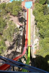 В Бенидорме есть аквапарк. Там есть вот такие горки. Были самые высокие в мире, на тот момент, когда я там был. Ошибкой было то, что это первое что я сделал. Весь день ходил с больной задницей, на следующий день вся жопень в синяках.  
Но больше всего меня удивило то, что спуск с такой горки приводит к клизмированию) Хотя очко и сжимаешь от страха) Всё равно, сквозь плавки и отверстие вода проникает в тебя))) 
Запускают из кабины, встаёшь, а пол под тобой проваливается. На фото можно оценить угол и высоту. 

В общем, если будете, то лучше в конце дня на них идти)