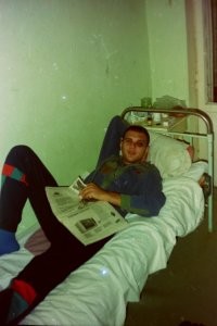 Эх молодость)
Нос, глаз тут хоть видеть уже начал, сотряс, но савое главное- справка, 
чтоб отпуск армейский продлить!