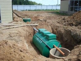 На колесо накинул и быстро сделал свои дела в пакетик.  К чему эти дворцы вокруг унитаза?
А если по серьёзному - даже на даче лучше сделать септик,  а не бегать с вёдрами овна или рыть яму с нечистотами.. 21 век на дворе, уже можно как-то культурно сделать, чтоб на толчке было приятно сидеть, а не в восходящих парах амбрэ. 
Можно самому сделать, можно купить готовый.. стоит не шибко дорого.