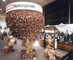 Автор точно уверен, что в 1976 году существовали "колбасные" электрички?