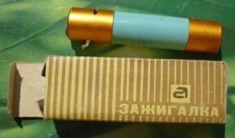 ЕМНИП такие зажигалки производства Ленинградского завода ВСЕГДА зажигались  не с первого раза. По этому поводу даже анекдот был.
Умирает мужик. Стоит он перед апостолом Петром, а тот ему говорит:
- На тебе, сыне, столько грехов, что в рай тебе уж никак нельзя
- А что же делать? спрашивает мужик
-Ну удиви меня чем нибудь, тогда и посмотрим.
Мужик думал думал, а потом говорит
- Ну чему быть, тому не миновать. Давай, апостол, закурим что ли?
Достаёт пачку "Беломора" угощает апостола, достаёт зажигалку и даёт апостолу прикурить. Тот смотрит на мужика и спрашивает
- Зажигалка газовая?
- Газовая
- Ленинградского завода?
- Да, Ленинградского
- С первого раза зажглась?
- С первого
- Ну удивил.....