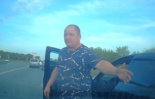 Классический представитель ЛГБТ на дороге.