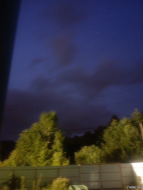 Угу. 
Облачность. Периодически дождь. 

Попробовал чего-то "поймать" на длительной выдержке... 
Но нет, увы.