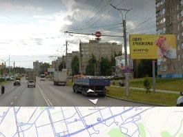 Есть там вот такой знак, но на видео его не видно, ролик начинается как раз с этого места и в кадр он не попал. Если отъехать ещё чуть дальше, то на полосе есть и знаки выделенки.
Что интересно, напротив сбербанка стоит та же самая фура, что и на ролике.