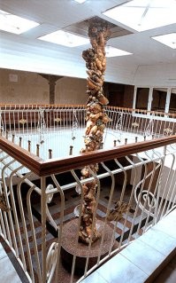 Откуда берут этих скульпторов, которые издеваются над персонажами. Почему на памятнике люди из стали выглядят, как люди их грязи?

UPD: Погуглил этого Молькова Сергея Борисовича, у него есть и другие столь же уродские скульптуры (причём, получавшие всякие "премии" и т.д.)