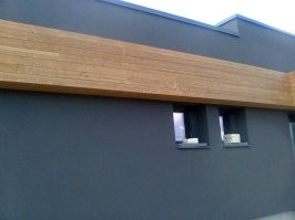 Вот чисто теоретически. У нас в пиндосоанусолизандии, Великой и Могучей в строительстве ох*уенным спросом пользуется финская, так называемая, "горелая" доска. Сосновая доска, отшлифованная, проходит термообработку без доступа кислорода. По принципу древесного угля, но не так сильно. В итоге на выходе офигенно красивый материал. Используется только для облицовки зданий, декоративно. Не гниёт. Червячок её не кушат и т. д. Стоит ох*уенных денег. Там единственный минус - в прочности, даже от ногтя вмятины остаются. Но она и не для этого. Ну дык я о чём. Вся эта супер доска была сделана из русской сосны. Тапереча вопрос: - А кто, пиляд, мешает поставить такую деревообрабатывающую фабрику в России? Даже несколько. Жадность тех пи*дорасов, которым проще гнать сырое бревно, не заморачиваясь на вклады в производство? Я понимаю, что дядя Вова за всем следить не может, но вот тут - ох*уенный проё*б. Пока чухонцев загнали под лавку, пользуйтесь ситуацией, отбирайте рынки! 
 Нашёл у себя в загашнике старые фото со стройки. Как эта доска выглядит. Никакого лака или покраски. Это она такая сама по себе. В живую, да на солнце смотрится офигительно.