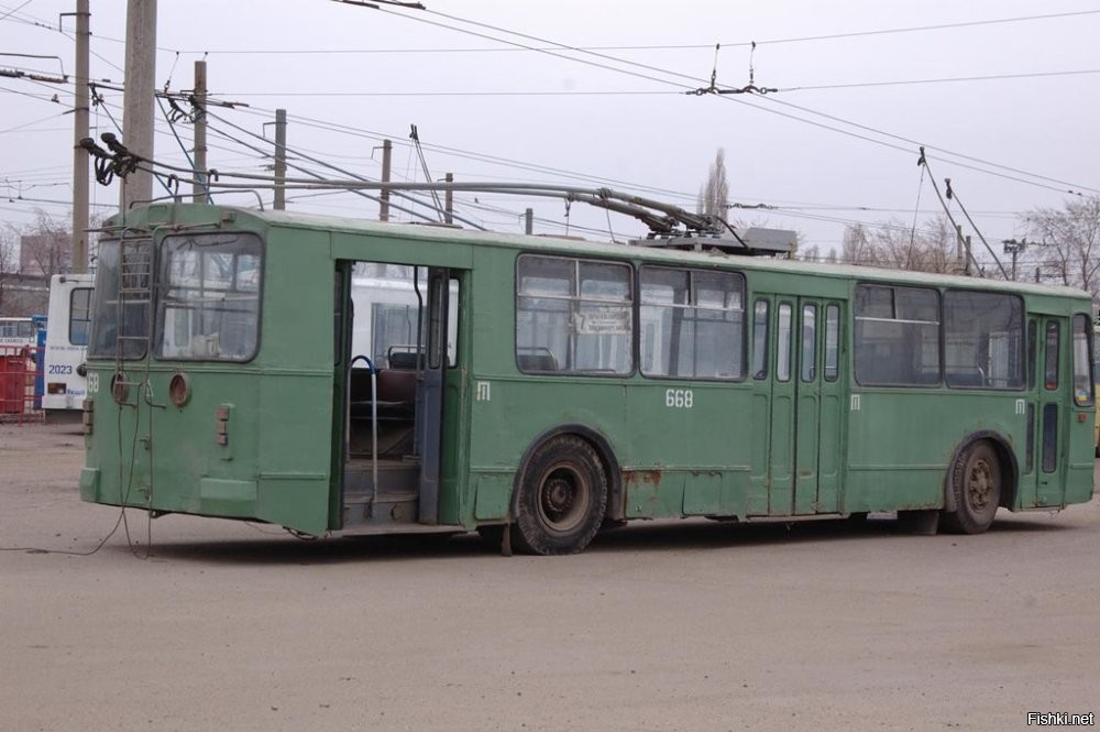 Самое выгодное это ГИБРИД 

Был умелиц который взял старый троллейбус  и умудрился поставить туда генератор из старого ДВС от ВАЗ   1.5л   =  расход топлива на 100км. как у ВАЗ  но едет целый ТРОЛЛЕЙБУС  и 50 человек внутри = ОЧЕНЬ ВЫГОДНО  и аккумуляторы  н*х не нужны