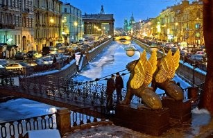 На картинке мост не правильный. Правильный вот этот, через фонтанку. 
Или вот этот через канал Грибоедова