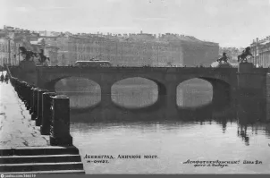 На картинке мост не правильный. Правильный вот этот, через фонтанку. 
Или вот этот через канал Грибоедова