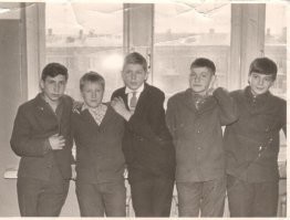 Я такую полувоенную школьную форму (гимнастёрка, ремень) носил в 1-3 классе. Это 1960-1963. Потом её сменили на однобортный пиджачок пиджачок.