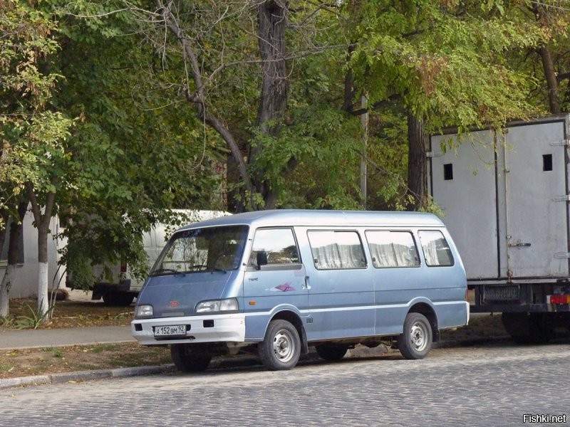 Даже не в ту сторону)))

Короче, дело такое - в девяностых Шурыга (Дом Кондратевских), совместно с городом закупил партию ASIA Topic. Это были первые маршрутки Севастополя, если не считать нескольких ушатанных РАФиков.
С тех пор любая маршрутка в Севастополе называется "топик".

Джо сих пор ездят, но уже не как маршрутки.