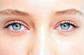 Самый популярный цвет глаз у славян это голубой. Так же распространённый цвет глаз это серый и на окраинах был зеленоватый и зелёный, карие глаза у славян это редкость, получался из за смешения с не славянами. ВОТ И ВСЁ.