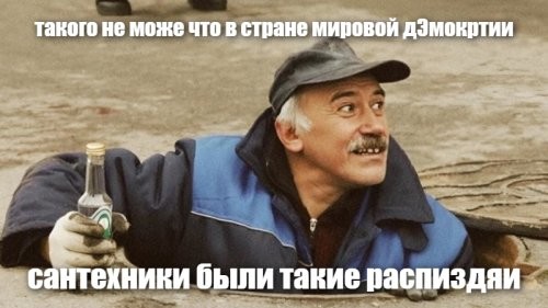 Сильный поток обрушился на дом после того, как работники случайно задели водопровод