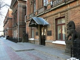 Нечто подобное стояло у входа в ДВПИ еще с царских времен)