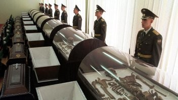 1. Т.е. о  молекулярно-генетических экспертизах найденных останков ты никогда не слышал.  Понятно...

Официальный представитель СКР Светлана Петренко объявила: 
В настоящее время заключениями комплексных комиссионных молекулярно-генетических экспертиз подтверждена принадлежность обнаруженных останков бывшему императору Николаю II, членам его семьи и лицам из их окружения.
По выводам молекулярно-генетической экспертизы 7 из 11 обнаруженных останков соответствуют семейной группе - мать, отец, четыре дочери и сын. Результаты сопоставления генетических профилей костных останков и образцов от живущих в настоящее время родственников семьи Романовых как по отцовской, так и по материнской линиям подтверждают, что останки принадлежат Николаю II и членам его семьи.
Если тебя интересует копия этого заключения, то обратись в СК РФ.

2. Ну ты ведь сам утверждаешь "А кто такую бумагу оставит?". Или уже забыл?

3.Более глупое заявление трудно себе представить.
-------------------
Я понимаю, аргументы у тебя кончились, а посему - Адью.
Удачи.