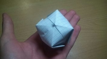 Я что-то не понял?
Вот водяные бомбочки. Я в детстве много таких собрал. Могу ответственно сказать - вред нанести даже 5-ти летнему не может, а если чуть замешкаешься, то бумага станет рваться прямо в руках, потому срок жизни после наполнения водой 30-60 секунд.