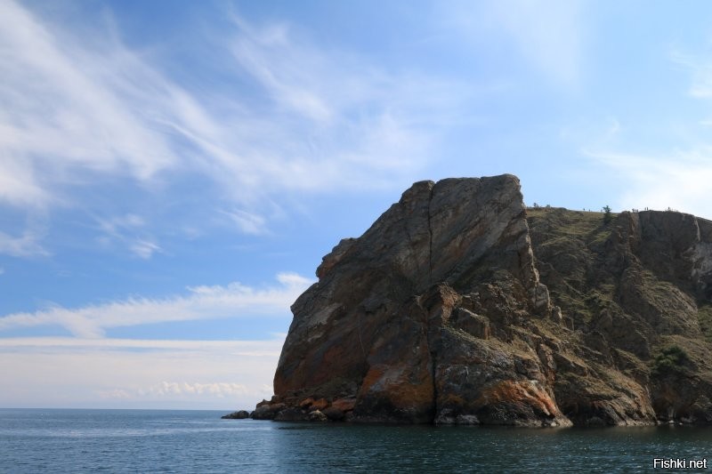Хобой лучше с воды снимать. Одна из легенд гласит, что молодая жена Байкала попросила его сделать так, чтоб она была вечно молодой и красивой. И Байкал обратил её в камень. Это Хобой. С воды снимал.