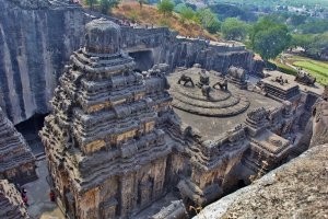 Кайласанатха   скальный индуистский храм, является центральным сооружением комплекса пещерных храмов в Эллоре. От остального храмового комплекса храм Кайласанатха отделен тремя глубокими (до 30 метров) раcщелинами.
Храм Кайласанатха высечен в монолитной, одиноко стоящей скале, скальный массив при строительстве храма обтёсывался сверху вниз, без применения строительных лесов. Расположен в центре вырубленного в скале двора длиной 58 м и шириной 51 м, уходящего в глубь скалы на 33 метра. Длина самого храма 55 м, а ширина 36 метров, площадь занимаемой поверхности 1980 м .
Нижняя часть храма представляет собой цоколь высотой 8 метров, в центре которого находятся монументальные изваяния слонов и львов высотой около 3 метров, служащие в качестве основания для верхней части храма. Сверху донизу храм покрыт каменной резьбой, выполненной с большим искусством.

Кто-то повторил до сих пор?