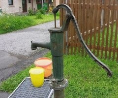 Это простой вариант, есть интересней.
Колонка которую качать нужно, а ты один, - накачал, а потом бежишь пить, пока вода еще течет. 
И так пока не напьёшься.