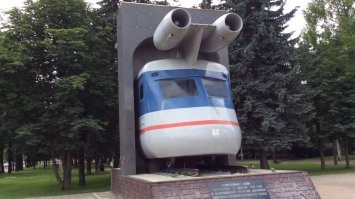 "Заброшенный советский реактивный поезд" - это не поезд и он не заброшенный. Это был лабораторный стенд. Результаты получили, из стенда сделали памятник.