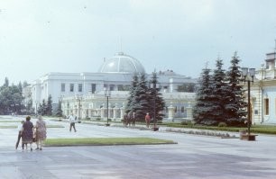 С Лурка:
"В Киеве есть два цирка   один расположен на Евбазе и отличается доступным платным входом для всех, второй   в центре города, по адресу ул. Михаила Грушевского, дом 5. (на фото) Первый так и называется «Цирк», второй почему-то называется «Верховна Рада». В отличие от просто Цирка, в Раду 95% населения не пускают (впрочем как и остальных), памятуя о полной неадекватности выступающих там зверей и клоунов, и без того вызывающих широкую гамму чувств у пялящегося от тоски и безысходности в эти ваши телехвизеры населения окружающих холмов и деревень. "
От себя: 
два цирка в Киеве - примерно с 1991г.