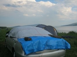 каждый год летом на озерах накрываем машину надувным матрасом и привязываем его в круг, если гроза подходит... так что все работает