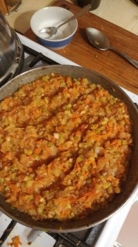 Если 3-х килограммовые-то счисть кожуру тоненько, разрежь вдоль, семечки как из дыни выскреби ложкой. Порежь кубиками помельче. В сковороду налей подсолнечного масла пол сантиметра. и высыпь порезаные кабачки. До края должно остаться примерно 1,5 см.Туда же потри на тёрке большую морковку, три-четыре средних помидора или 2-3 сторовых ложки томатной пасты. Огонь маленький, мешать минут через 15. Большую луковицу порежь мельче. Соль можно сразу, лавровый лист, перец по вкусу. Ещё болгарский перец. Когда моя жена готовит-она лук обжаривает отдельно. Я не заморачиваюсь....ещё горячая