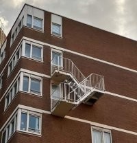 Это вообще гениально! Родители и их дети, если там живут, то очень удобно ходить друг к другу! У меня в родственниках такие есть, родители на втором этаже, дети под ними на первом! Идти только через подъезд! А здесь короче!))