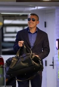 Две фото, на первой Бен Аффлек в браке, на второй - после развода. Это всё, что нужно знать о неудачных браках: мужик в них всегда страдает. Баба рассказывает, что страдает, а мужик просто молча терпит, пока его это не достанет.