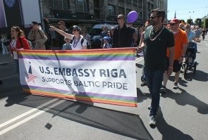 "А что сейчас делают в Латвии?" -  Гей-парады проводят!