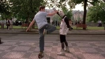 Роботы официанты в Китае иногда пугают посетителей