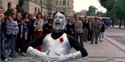 Роботы официанты в Китае иногда пугают посетителей