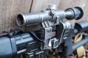 Наверняка батя пошёл к мишени, а сын целился в прицел, и так там сектор обзора в штатном прицеле - ограничен,  то совпал момент когда отец пересекал прицельную линию,  а подросток нажал на спуск.
Жалко не публикуют видео со стрельбища, вроде там обязательно должна висеть камера наблюдения.
Но, думаю виноваты тут - как администратор, который непонятно где находился, так и батя, который попёрся к мишеням, пока его корзиночка с заряженным ружьём на стрелковой линии тусовалась.
Я в тире был на 300 метров, туда отец с 2 сыновьями приезжал. Так вот пока у меня остывал ствол снайперки (я новый прицел приводил к нормальному бою), они вышли за стрелковую линию, чтоб с 25 метров из пистолетов пострелять.. Я в этот момент, чтоб им просто не стрёмно было, винтовку вообще со стола убрал и в стеллаж поставил, ей то пофиг где остывать (тонкий ствол), а они не будут нервничать.. мало ли я дурак и винтовку не разрядил. И то, над нами постоянно коршуном висел инструктор, чтоб упаси боже, никто не начал действовать в нарушение ТБ на стрельбище (тире).
*На фото мой друг, пробует собрать угловую минуту в том же тире, но это в другой раз было.