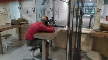 Наверняка батя пошёл к мишени, а сын целился в прицел, и так там сектор обзора в штатном прицеле - ограничен,  то совпал момент когда отец пересекал прицельную линию,  а подросток нажал на спуск.
Жалко не публикуют видео со стрельбища, вроде там обязательно должна висеть камера наблюдения.
Но, думаю виноваты тут - как администратор, который непонятно где находился, так и батя, который попёрся к мишеням, пока его корзиночка с заряженным ружьём на стрелковой линии тусовалась.
Я в тире был на 300 метров, туда отец с 2 сыновьями приезжал. Так вот пока у меня остывал ствол снайперки (я новый прицел приводил к нормальному бою), они вышли за стрелковую линию, чтоб с 25 метров из пистолетов пострелять.. Я в этот момент, чтоб им просто не стрёмно было, винтовку вообще со стола убрал и в стеллаж поставил, ей то пофиг где остывать (тонкий ствол), а они не будут нервничать.. мало ли я дурак и винтовку не разрядил. И то, над нами постоянно коршуном висел инструктор, чтоб упаси боже, никто не начал действовать в нарушение ТБ на стрельбище (тире).
*На фото мой друг, пробует собрать угловую минуту в том же тире, но это в другой раз было.