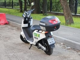 Видел несколько таких в центре. Про ограничения скорости, категорию М и шлемы в новостях прочитал. Остался непонятным один вопрос, который возник у меня, когда я осмотрел железяку. А вот эта штуковина - это что с точки зрения ПДД? Мотороллер? Тогда почему на нем нет государственного регистрационного знака ака номера? 
Есть какая-то фигня, примерно как на самокатах, но явно к ГАИ она никакого отношения не имеет.

Или это таки электровелосипед / средство индивидуальной мобильности в формате мотороллера?