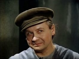 Хитрый кот пытается незаметно стащить крышку