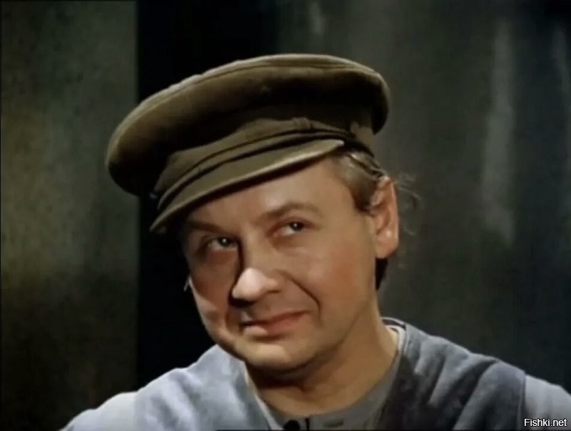 Хитрый кот пытается незаметно стащить крышку