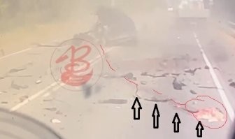 А вот и 47-летняя дама отметилась кровавым следом и останками в виде биомассы и содержимого кишечника