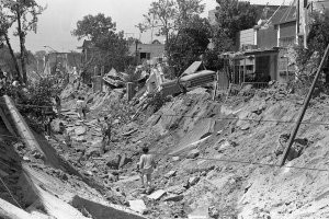 Так то да, но загазованность не всегда связана с самой канализацией. В 1992 году в мексиканской Гвадалахаре прохудился бензопровод, бензин начал просачиваться в канализацию. Текло понемногу, но долго, как позже посчитали, всего из дырявой трубы вылилось около 600 тысяч литров. Жители жаловались на запах бензина из люков, но всем было пофиг.
22 апреля оно таки жахнуло.