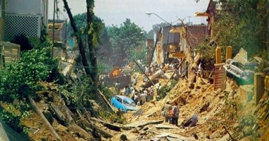 Так то да, но загазованность не всегда связана с самой канализацией. В 1992 году в мексиканской Гвадалахаре прохудился бензопровод, бензин начал просачиваться в канализацию. Текло понемногу, но долго, как позже посчитали, всего из дырявой трубы вылилось около 600 тысяч литров. Жители жаловались на запах бензина из люков, но всем было пофиг.
22 апреля оно таки жахнуло.