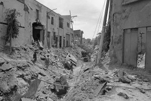 Так то да, но загазованность не всегда связана с самой канализацией. В 1992 году в мексиканской Гвадалахаре прохудился бензопровод, бензин начал просачиваться в канализацию. Текло понемногу, но долго, как позже посчитали, всего из дырявой трубы вылилось около 600 тысяч литров. Жители жаловались на запах бензина из люков, но всем было пофиг.
22 апреля оно таки жахнуло.